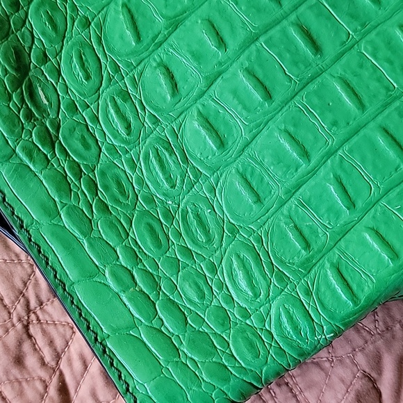 Kate Spade Alligator textured Green 💚 leather purse gold buckles w/dust cover. - Picture 9 of 11